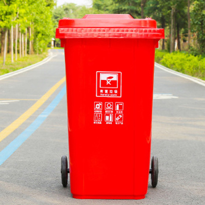 红色塑料垃圾桶